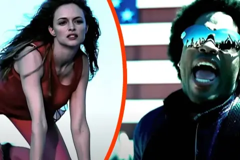 Młoda american woman w czerwonym stroju i mężczyzna w okularach na tle flagi USA.