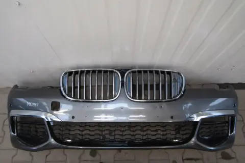 Szara atrapa zderzaka do BMW G10 z chromowanymi wstawkami i charakterystyczną atrapą chłodnicy.