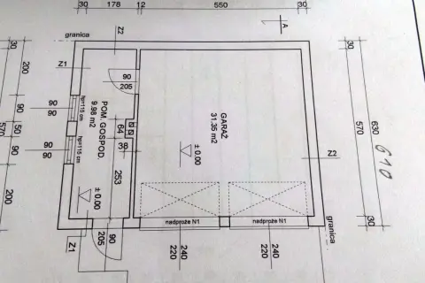 Rysunek techniczny z wymiarami garażu i pomieszczenia gospodarczego. Wymiary bramy garażowej są kluczowe dla jej dopasowania.