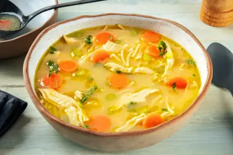 Aromatyczna zupa z makaronem, kurczakiem i marchewką. Idealna na chłodne dni, taka zupa z makaronem rozgrzeje każdego.