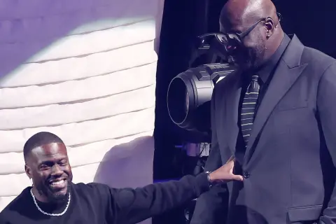 Kevin Hart żartuje z ogromnego wzrostu Shaquille'a O'Neala, dotykając jego marynarki.