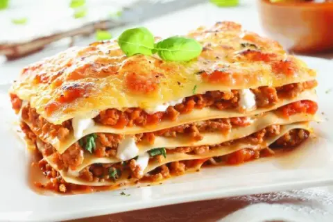 Pyszna lasagna z mięsem mielonym i sosem pomidorowym, idealna do włoska kuchnia przepisy.