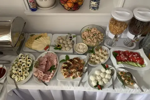 Pyszne śniadanie w Karwi: sery, wędliny, jajka faszerowane, sałatki, rolady i płatki. Idealne karwia noclegi ze śniadaniem.