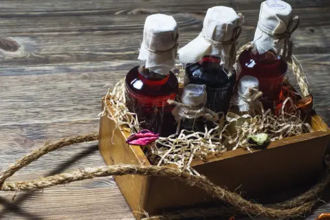 Najlepsze pomysły jak śmiesznie zapakować alkohol na prezent i zaskoczyć bliskich