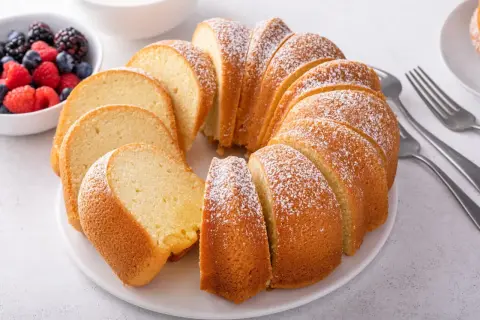 Pyszna babka piaskowa, idealna na deser. Przepis babci, który zawsze się udaje. Podana z owocami leśnymi i bitą śmietaną.