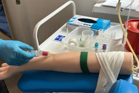 Ile trwa kurs opiekuna medycznego? Sprawdź, zanim się zapiszesz