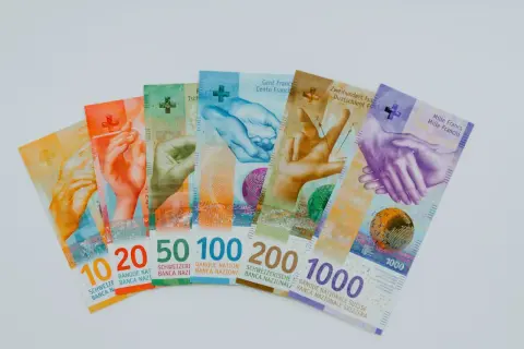 Szwajcarskie franki, od 10 do 1000, symbolizują bezpieczeństwo finansowe, chroniąc konto przed komornikiem.