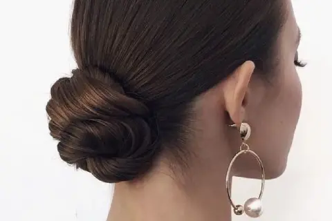 Moño bajo trenzado, ideal para moños sencillos para bodas. Elegante y atemporal.