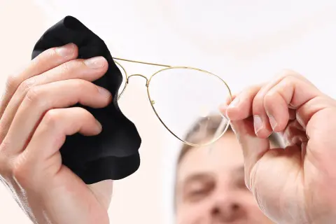 Jak czyścić okulary fotochromowe? 7 błędów, które niszczą!