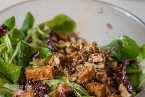 Leckerer Feldsalat mit gebratenem Tofu, Walnüssen und roten Zwiebeln. Ein einfaches Feldsalat Rezept für jeden Tag.