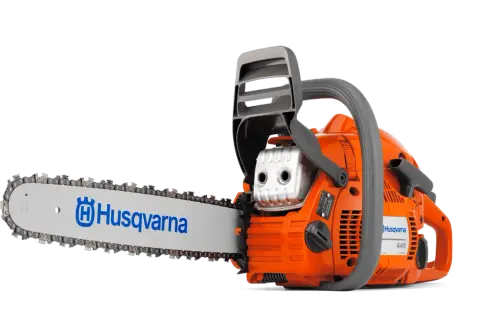 Pomarańczowa piła łańcuchowa Husqvarna 445, idealna do prac leśnych. Szukasz części motocyklowych Husqvarna? Ta piła to dowód jakości.