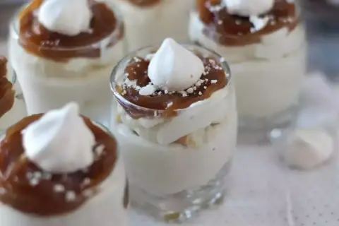 Fluffiga glas med mascarpone dessert, toppad med kolasås och maräng. En dröm för alla sötsugna!