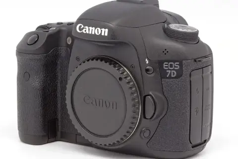 Czarny aparat Canon EOS 7D. Zastanawiasz się dslr co to? To właśnie taki aparat, z wymiennym obiektywem i lustrem.