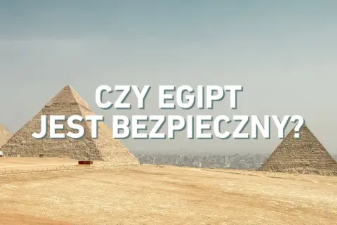 Piramidy w Gizie na tle miasta. Napis: "Czy Egipt jest bezpieczny?".