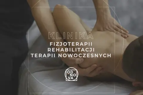 Fizjoterapeuta masuje plecy pacjenta, pomagając mu w leczeniu kręgozmyku. Klinika Fizjoterapii Rehabilitacji Terapii Nowoczesnych.