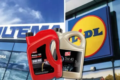 Biltema olja test: två dunkar motorolja, en röd från Biltema och en beige från W5, framför Biltema och Lidl.