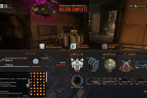 Pantalla de misión completada en Warframe. Un jugador discute el uso de "of course" en el chat.