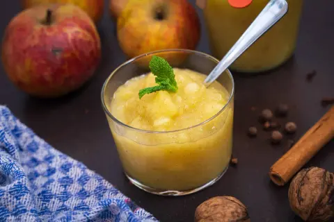 Leckeres Apfelkompott im Glas, garniert mit Minze. Ein einfaches Apfelkompott Rezept für den Herbst.