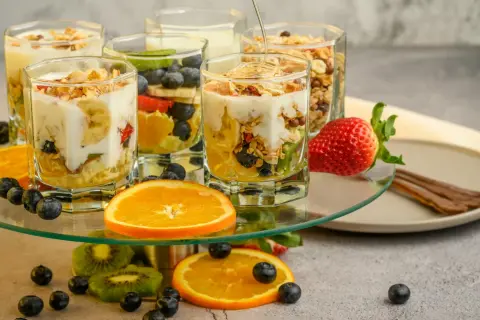 Czy jogurt naturalny z owocami jest zdrowy? Tak, te pyszne desery z jogurtem, owocami i granolą to dowód na to, że zdrowie może być smaczne.