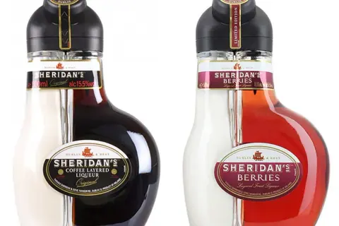 Dwie butelki Sheridan's: oryginalny kawowy i jagodowy. Ten wyjątkowy alkohol zachwyca dwukomorową budową.