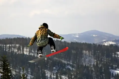 Ile kosztuje nauka jazdy na snowboardzie? Sprawdź ceny i ukryte wydatki