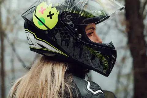 Kask motocyklowy: Jaki kolor wybrać, by być widocznym i bezpiecznym?