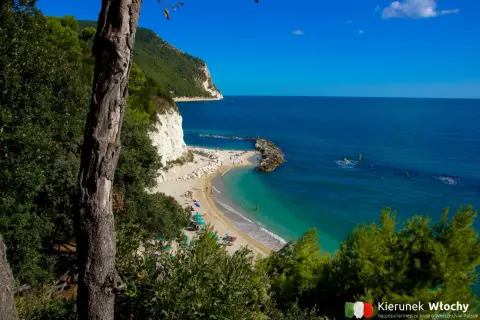 Malownicza plaża nad Adriatykiem, z białymi klifami i turkusową wodą.