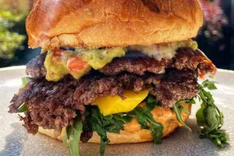Jak smażyć burgery: Sekrety idealnego smażenia i uniknięcia błędów