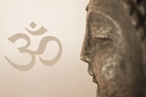 Buddha-Profil neben Om-Symbol. Tiefe Atmung wie bei Anuloma Viloma fördert innere Ruhe.