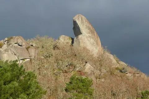 Impresionante pena corneira, una roca gigante que se alza sobre un bosque otoñal.