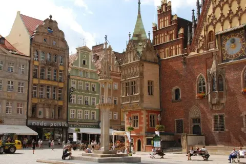 Rynek we Wrocławiu, jednym z największych miast w Polsce, z kolorowymi kamienicami i ratuszem.