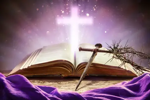 Otwarta Biblia, cierniowa korona i gwóźdź symbolizują mękę Chrystusa. Światło krzyża nad księgą przypomina o nadziei i czasie refleksji, ile trwają rekolekcje.