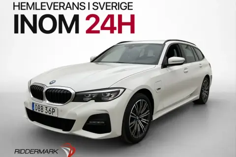 Vit, begagnad BMW 330e kombi med texten "Hemleverans i Sverige inom 24h".