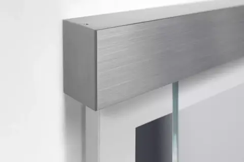 Détail d'un encadrement de porte en métal brossé, prêt à enlever.