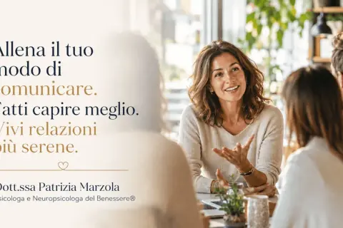 Una donna sorride mentre parla con altri, evidenziando l'importanza della comunicazione per relazioni più serene.