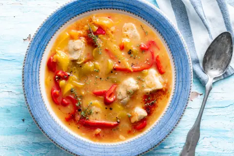 Pyszna zupa gyros Ania gotuje, pełna kawałków kurczaka i kolorowej papryki w aromatycznym sosie.