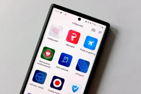 Aplikacja mObywatel na telefonie, z ikoną samolotu "Polak za granicą", idealna dla każdego mobywatela na lotnisku.