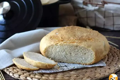Un pain artisanal, coupé en tranches, posé sur du papier journal. Une question se pose : pourquoi mon pain ne lève pas ?