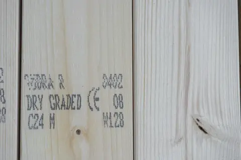 Drewno C24 z oznaczeniem "DRY GRADED" świadczy o jego wytrzymałości na zginanie, idealne do konstrukcji.