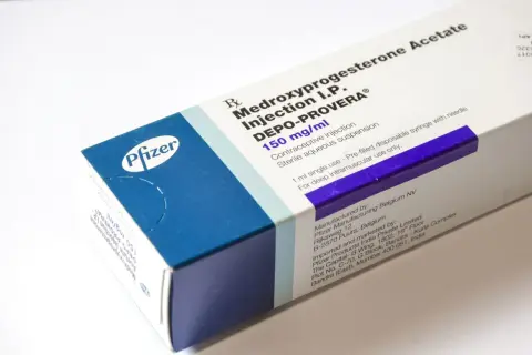 Opakowanie leku Depo-Provera 150 mg/ml. Zastanawiasz się, ile kosztuje zastrzyk antykoncepcyjny dla psa?
