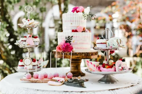 Festlicher Sweet Table mit zweistöckiger Torte, Cupcakes und Keksen. Ein süßer Genuss für die Feier zum 6 Jahre verheiratet Jubiläum.