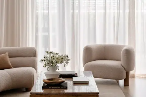 Cortinas o estores: ¿Qué elegir para tu salón? Guía experta 2026