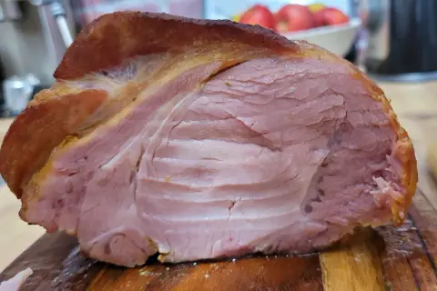 Pyszny, uwędzony schab na desce. Idealny do wędzenia, by uzyskać soczyste i aromatyczne mięso.