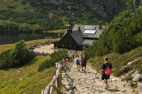 Ile kosztuje nocleg w schronisku? Ceny, zniżki i porady na sezon