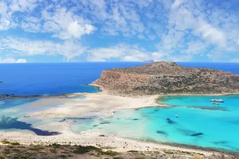 Widok na Balos, lagunę na Krecie, największej wyspie greckiej. Turkusowa woda, piaszczyste plaże i skaliste wzgórza.
