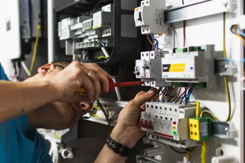 Ile trwa kurs elektryka? Poznaj różne rodzaje szkoleń i ich czas trwania