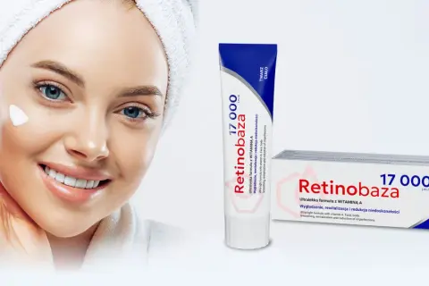 Uśmiechnięta kobieta z ręcznikiem na głowie aplikuje krem. Retinobaza 17000 krem na co pomaga? Wygładza, rewitalizuje i redukuje niedoskonałości.