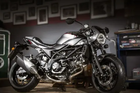 Stylowy Suzuki SV650X w kolorze srebrnym, gotowy do jazdy.