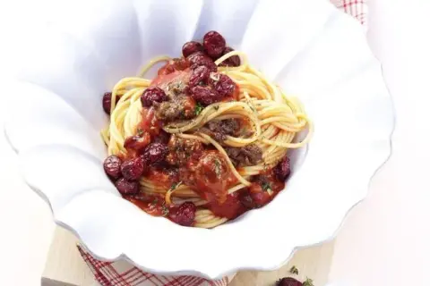 Aromatyczne spaghetti z winem: przepis na wyjątkowy sos do makaronu