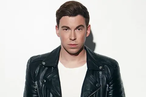 DJ Hardwell w czarnej ramonesce, gotowy na koncert w Polsce.